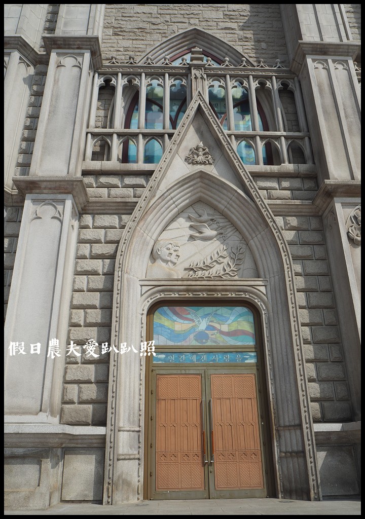 首爾|回基站慶熙大學．櫻花搭配哥德式建築的和平殿堂非常漂亮